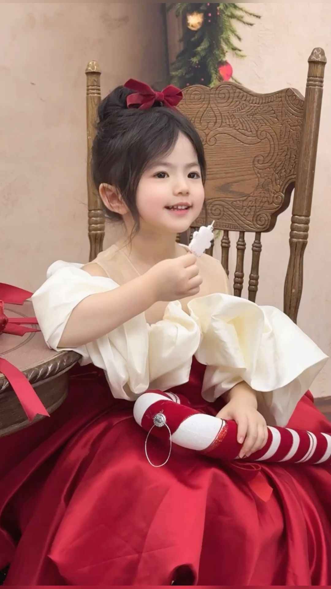 Hình nền em bé váy đỏ