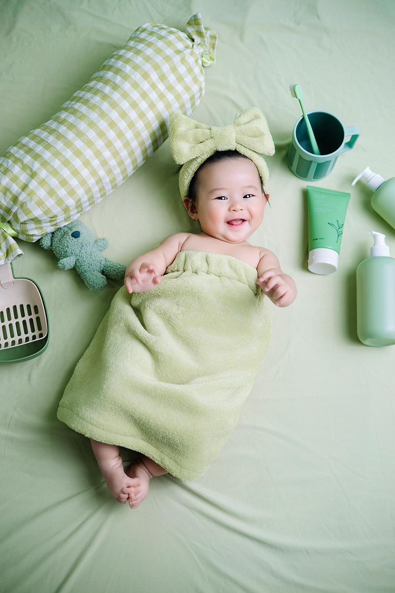 Hình nền em bé sơ sinh cưởi tươi