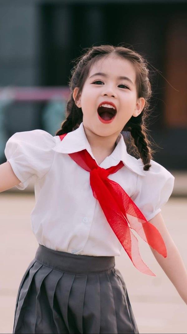 Ảnh nền bé gái thiếu nhi đeo khăn quàng