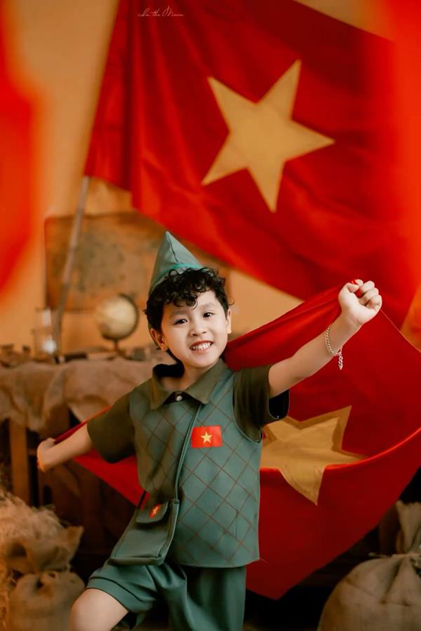 Ảnh nền bé trai và cờ đỏ sao vàng