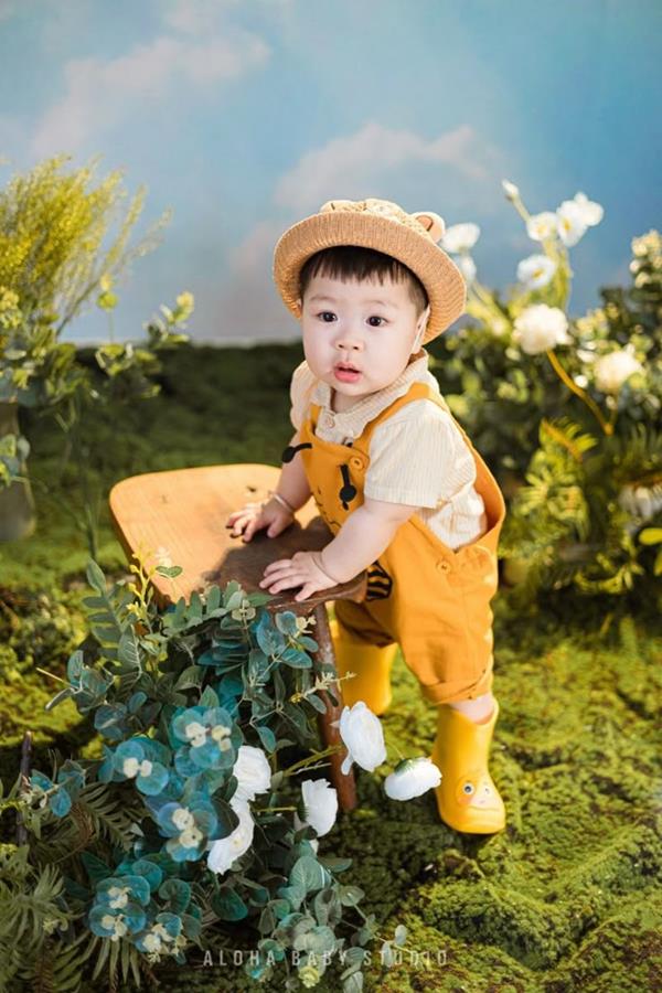 Ảnh nền bé trai đôi mắt ngây thơ