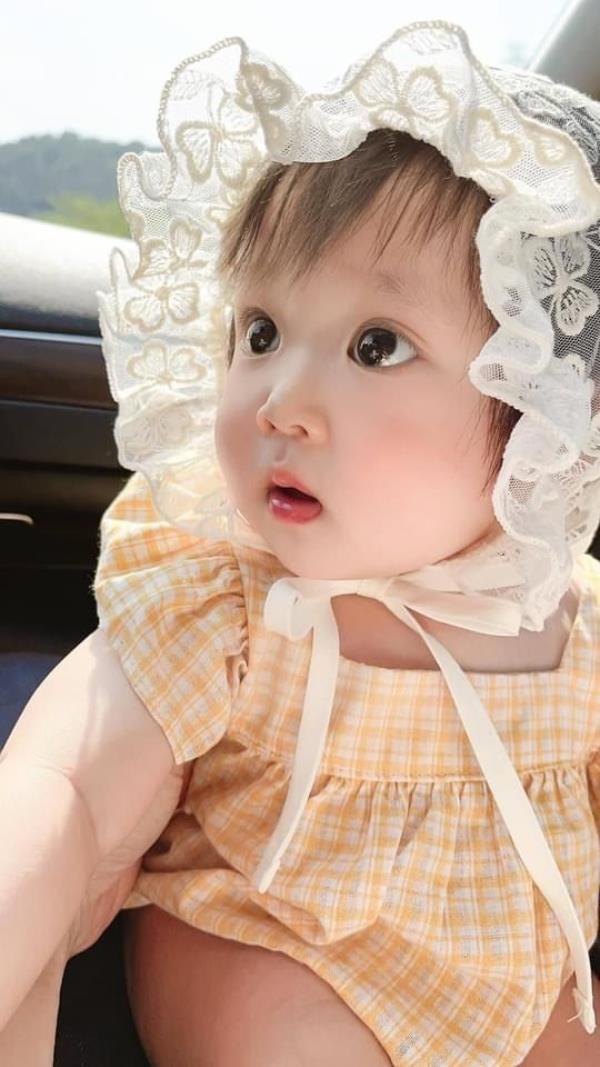 Hình nền bé gái mắt to tròn