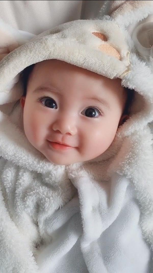 Hình nền bé gái má phúng phính