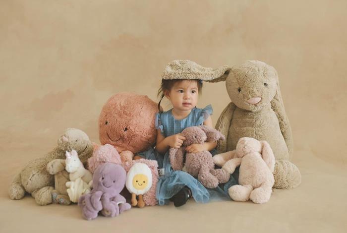 Hình nền bé gái bên gấu bông