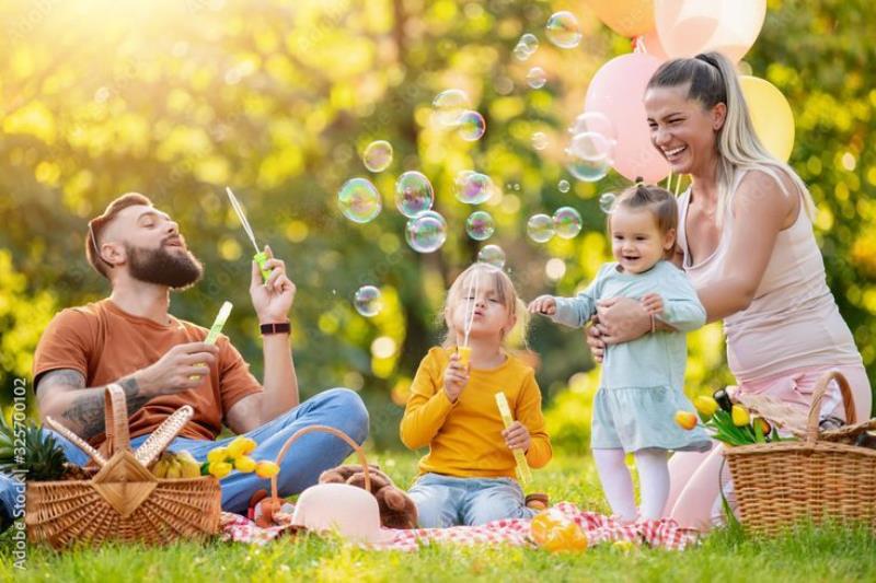 Hình gia đình đi cắm trại